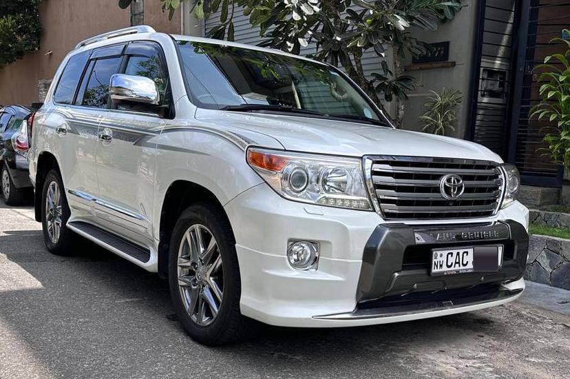 Toyota Land Cruiser VX V8 2014 Exterior Front View