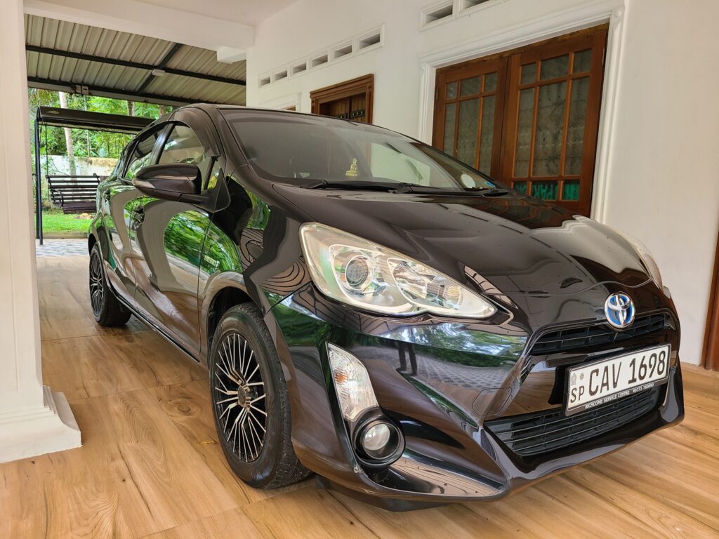 Toyota Aqua 2015/2017 Urban Body Black Hybrid Hatchback in Sri Lanka