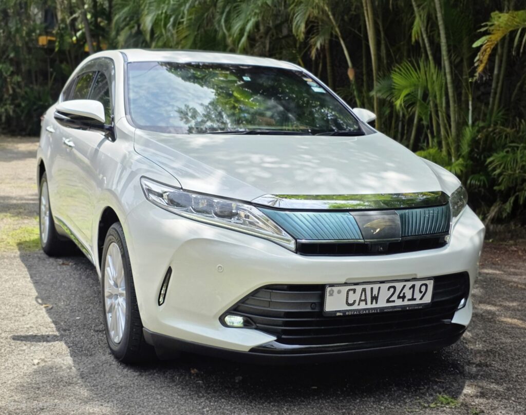 Toyota Harrier Premium 2017 front view