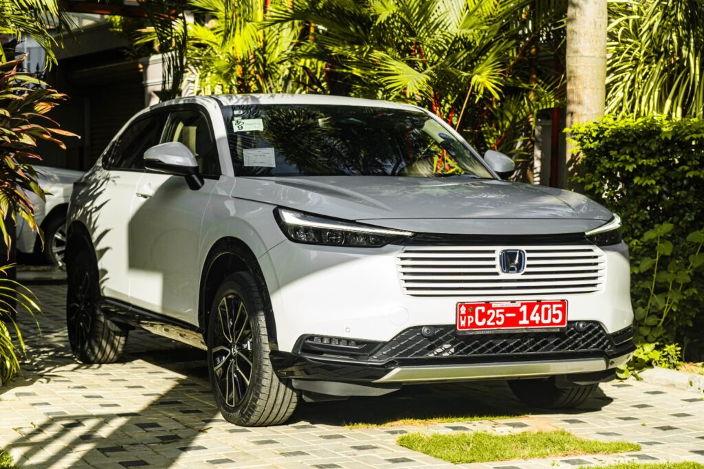 Honda Vezel Z 2025 Sunlight White Exterior Front View