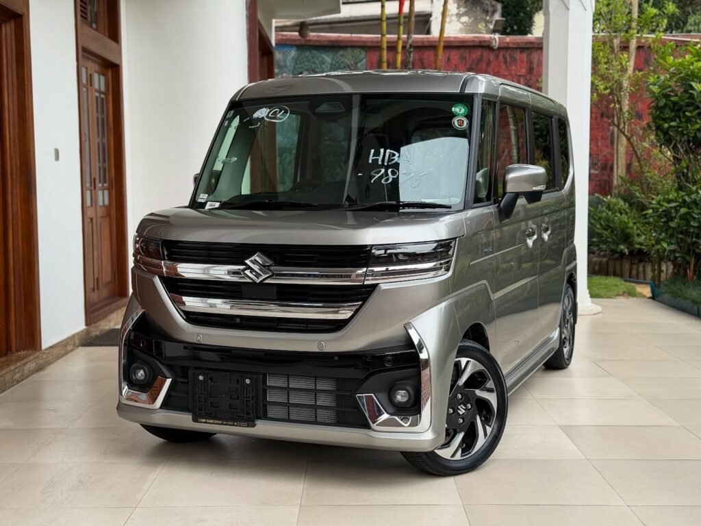Suzuki Spacia XS Custom MK94S 2024 Brand New Kei Wagon Silver Front View