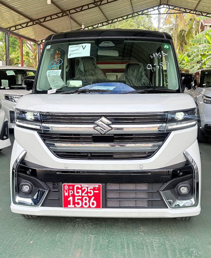 Suzuki Spacia 2024 Front View White Exterior